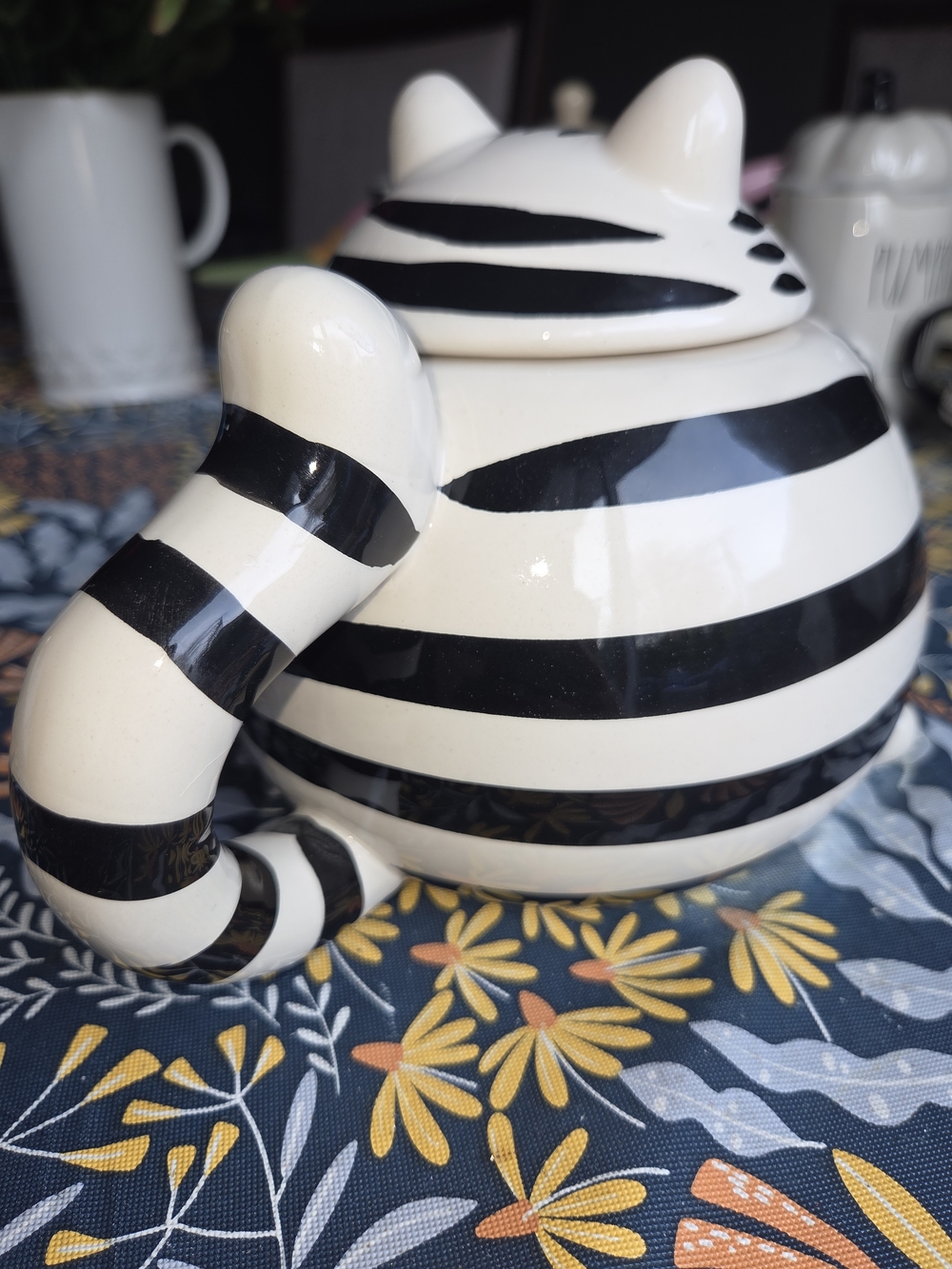 Vintage 1990s Pier 1 White Ceramic Cat And Mouse Tea Pot (Collector Item) - Picture 4 of 6
